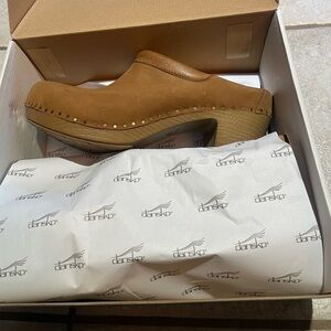 Dansko Sammy Nubuck Tan 
Brand new never worn
Size 8 us/ 38 euro